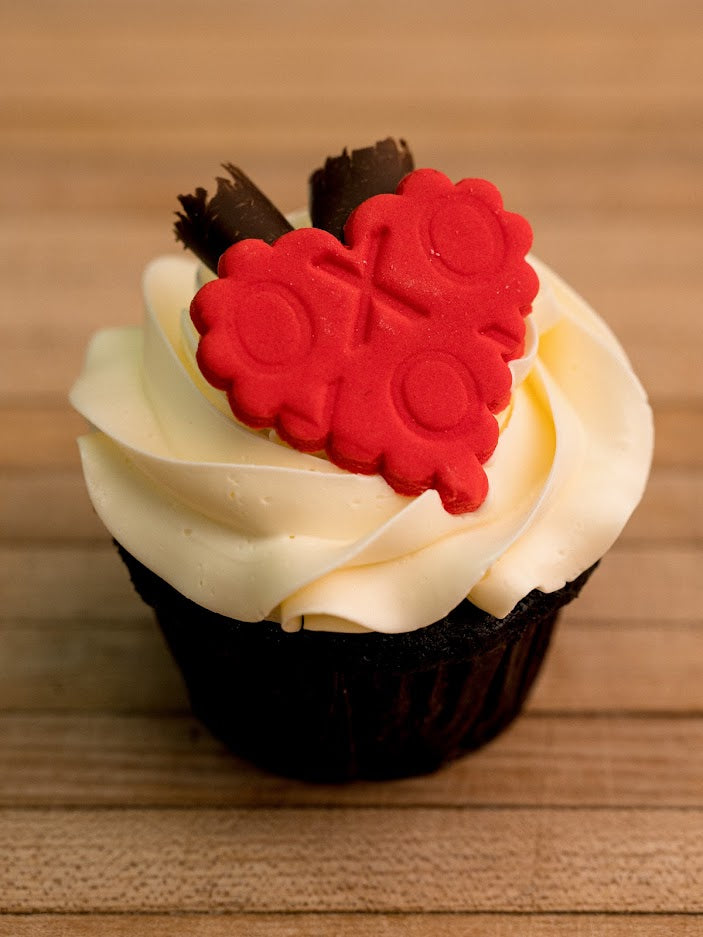 4 Valentine's Day Cupcakes - Chocolate Curl